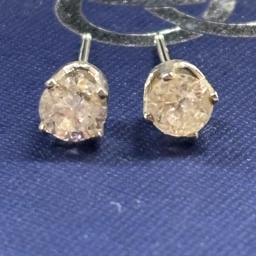 14k white gold diamond stud earrings